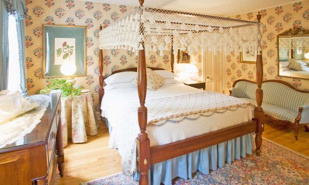 Suite, Private Bathroom (Ruffles Suite) photo 3