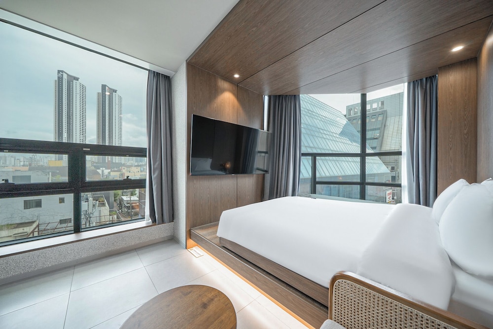 Double Room, 1 King Bed, City View, Corner