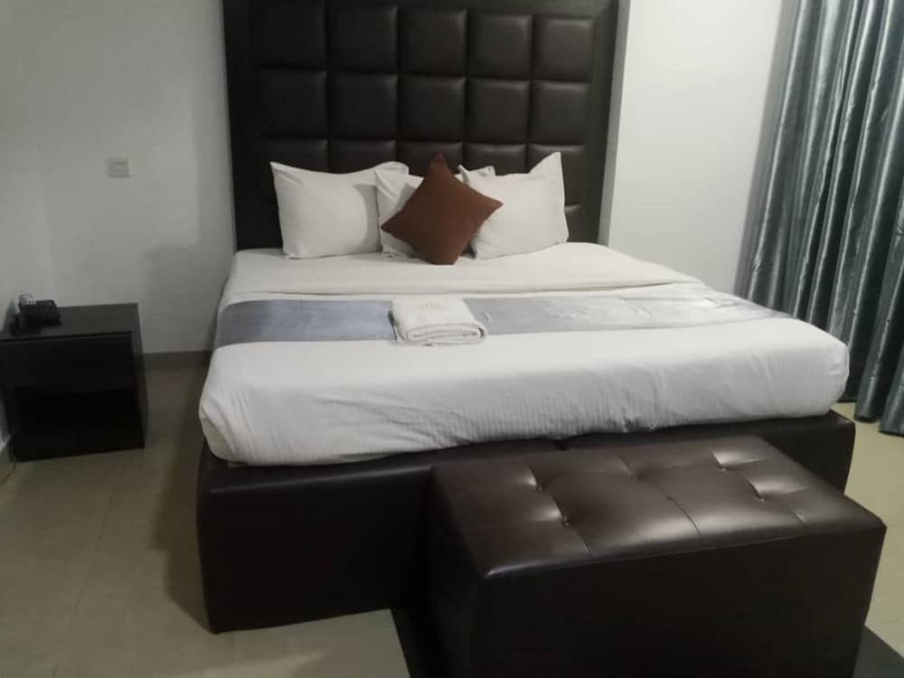 Executive Suite - Photo 1