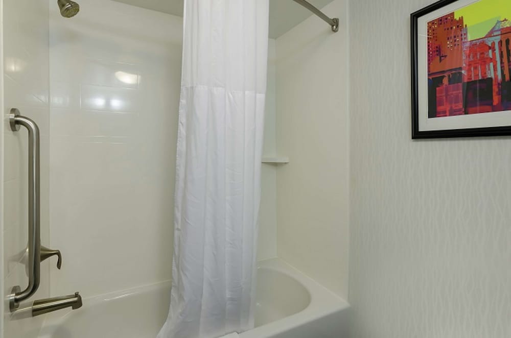 King Bed and Two Queen Bed Room, Refrigerator and Microwave photo 3