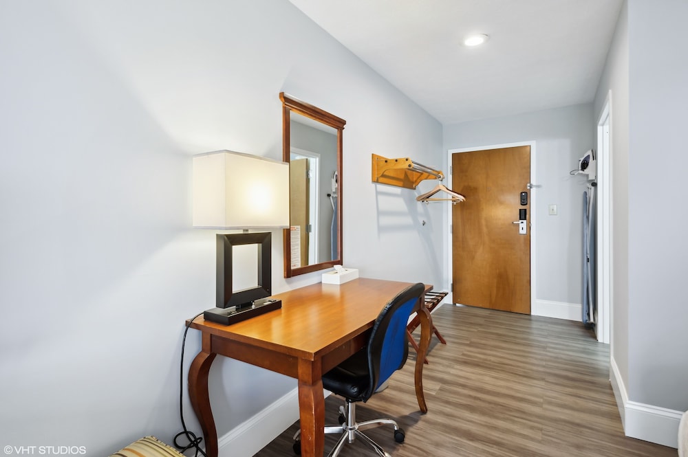 Standard Room, 1 King Bed photo 3
