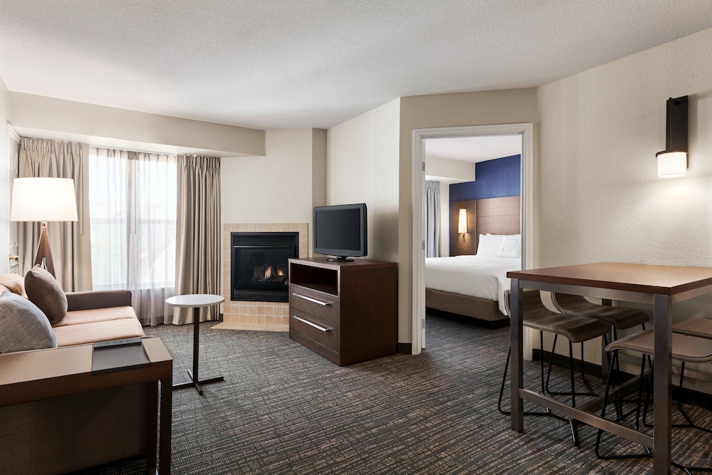 Suite, 2 Bedrooms, Fireplace (Mobility/Hearing Access, Roll-In Shwr) photo 1