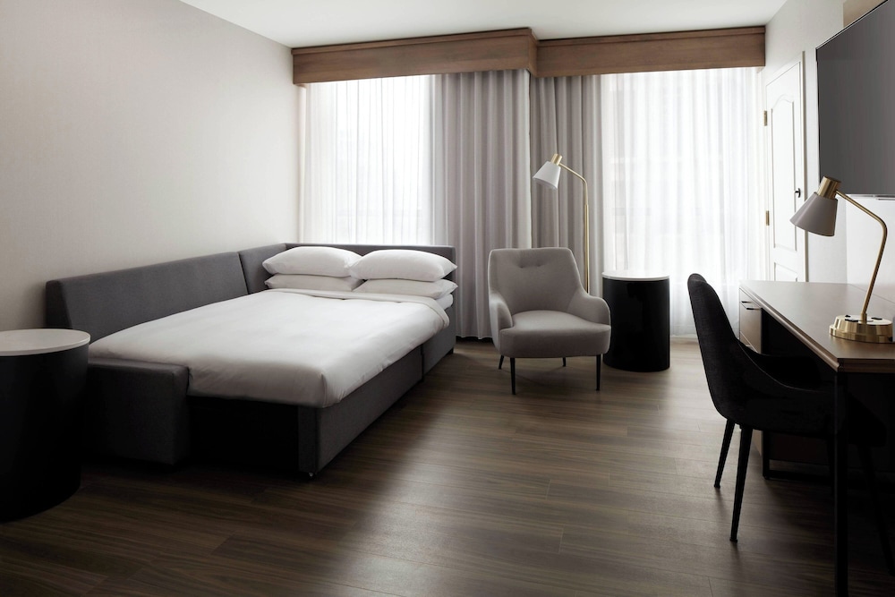 Suite, 1 Queen Bed with Sofa bed - Photo 3