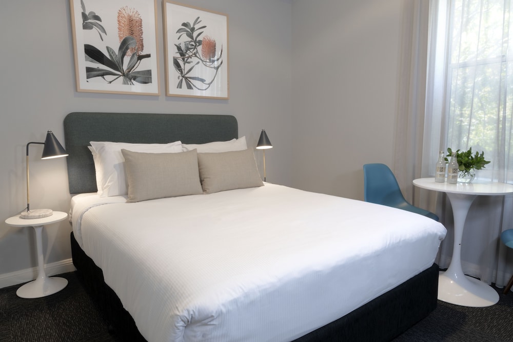 Deluxe Double, Shared Bathroom