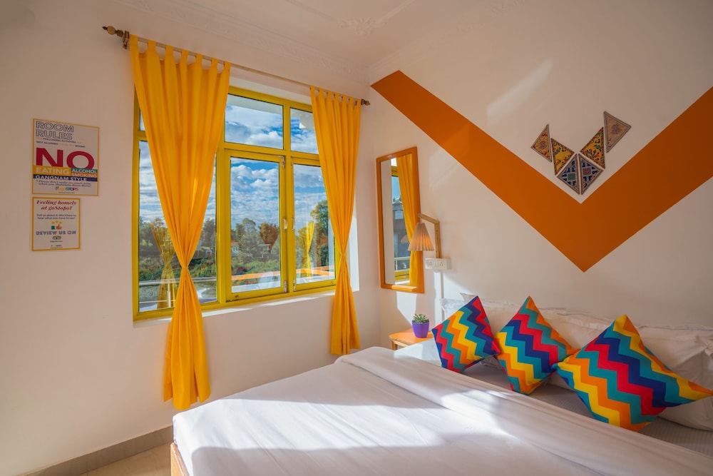 Deluxe Private Room with Balcony and Ensuite Bathroom - Photo 6