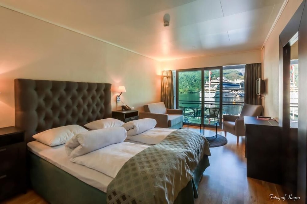 Superior Double or Twin Room (Fjord View) - Photo 3