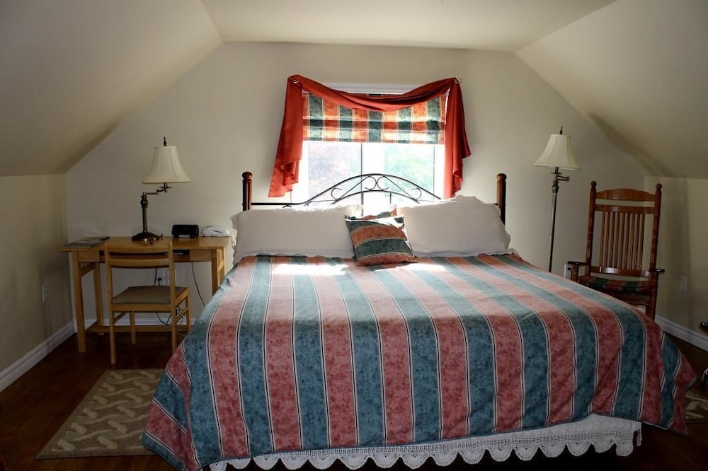 Room, 1 King Bed, Hot Tub photo 1