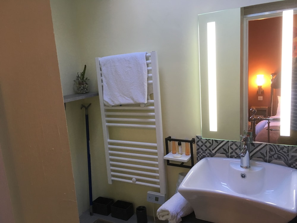 House, Ensuite (The Henhouse) photo 3