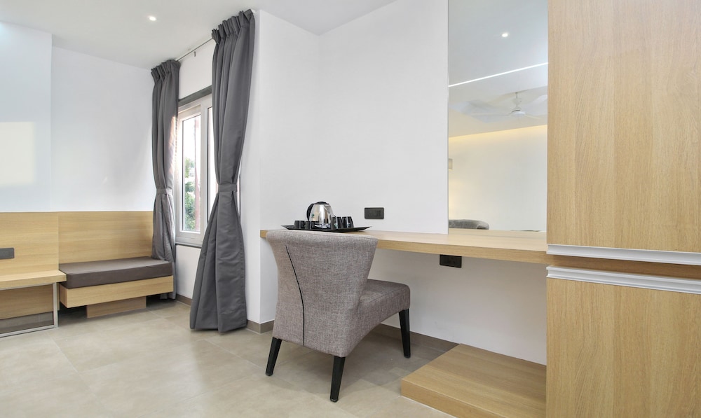 Deluxe Room, Multiple Beds - Photo 2