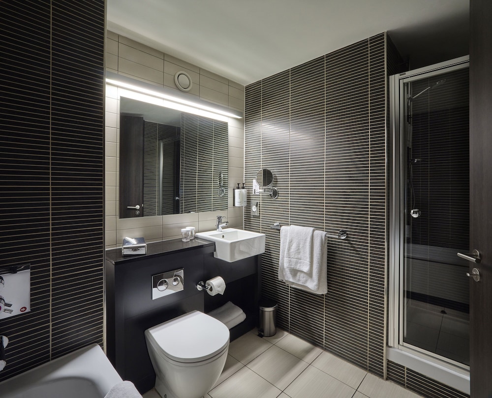 Standard Room, 1 King Bed (Upgraded, High Floor) - Photo 4