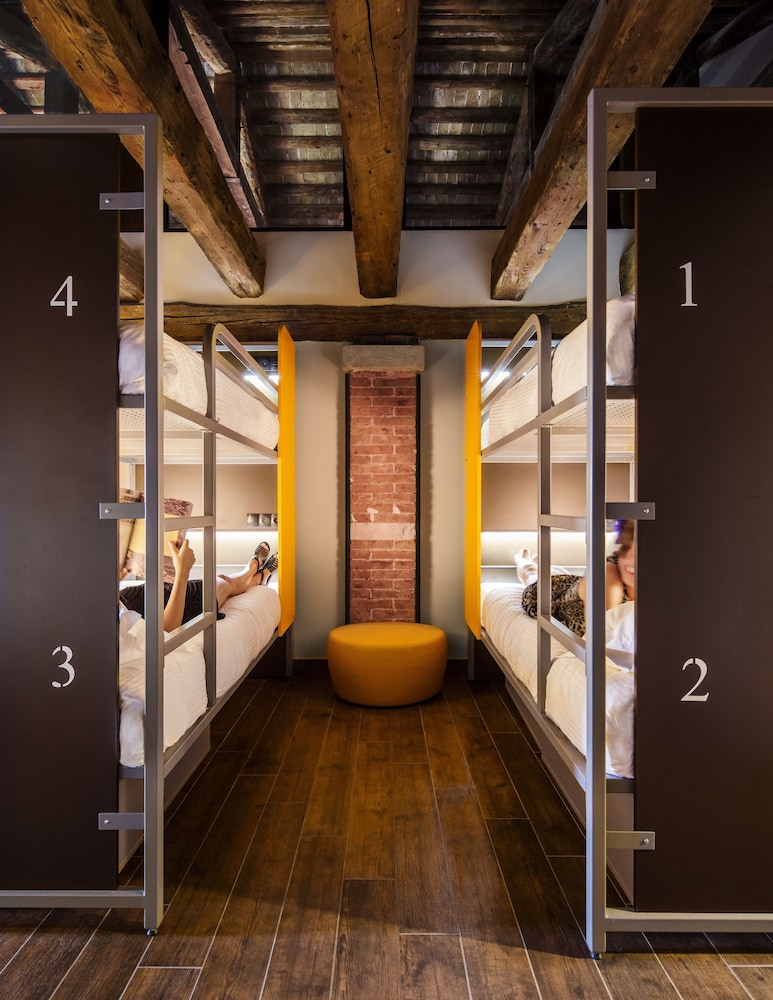 Women's Dorm, One Bed (9 to 14 beds,private bathroom) photo 2
