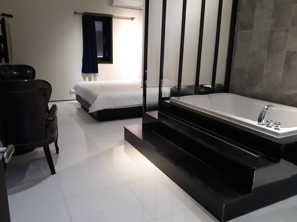 Royal Deluxe Room (Interior Design of a Room is Randomly Assigned Upon Check-in) photo 3