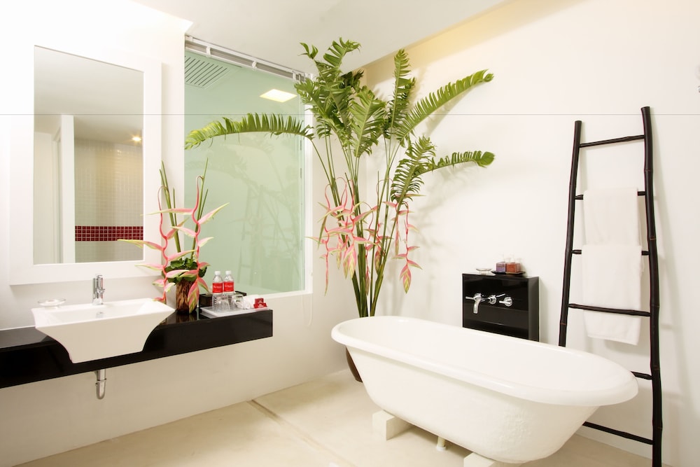 Deluxe Room, Pool Access - Photo 9