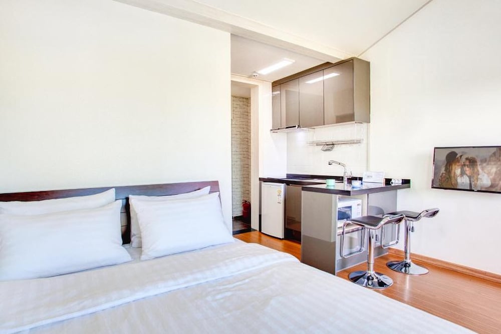 Basic Room, 1 Bedroom (Building C 2nd Floor (Random4)) - Photo 6