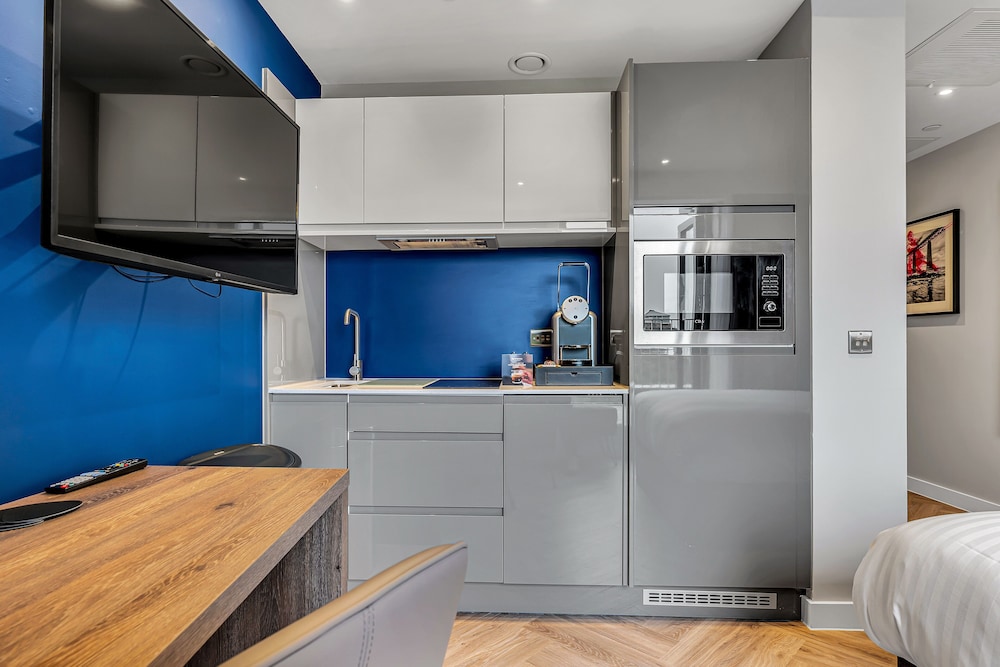 Vantage Studio with Balcony and View - Photo 7