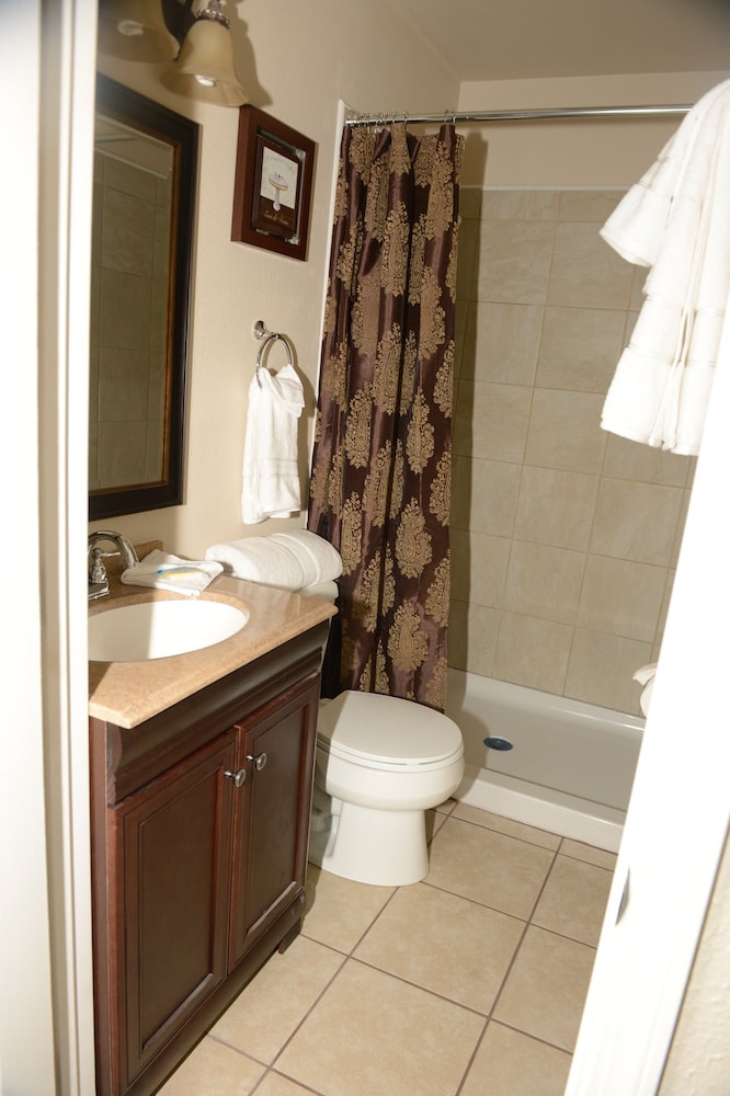 Basic Room, 1 King Bed, Accessible photo 2