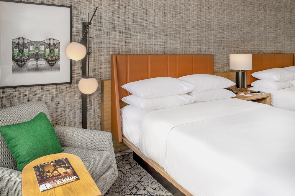 Room, 2 Queen Beds (Mobility Accessible, Roll-In Shower) - Photo 4