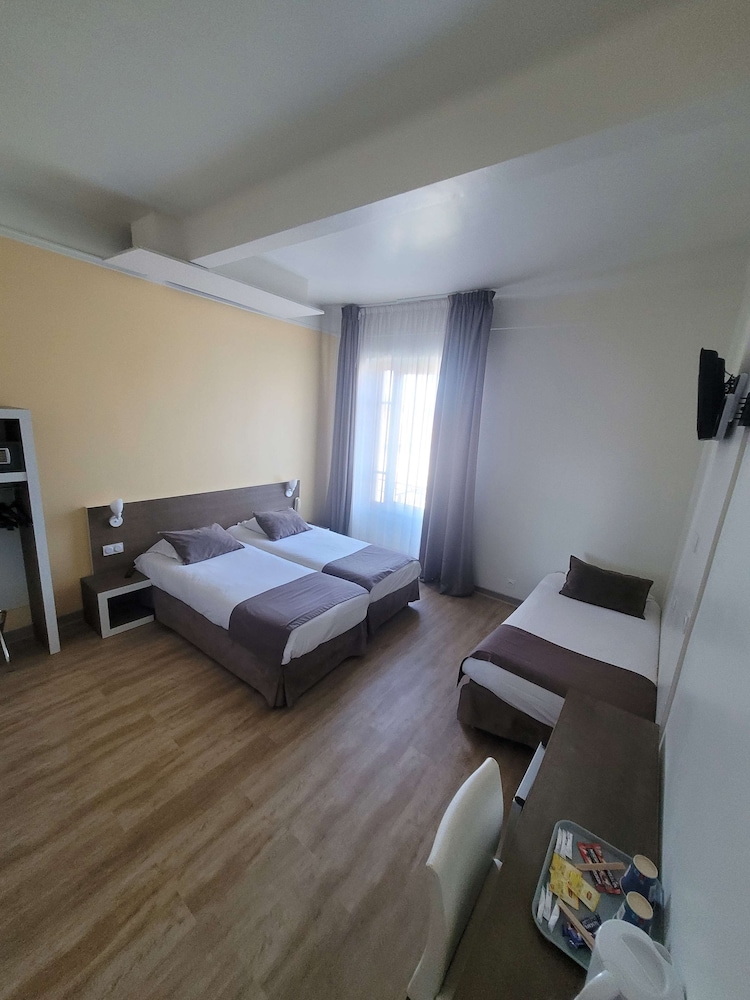 Standard Room, 3 Twin Beds - Photo 9
