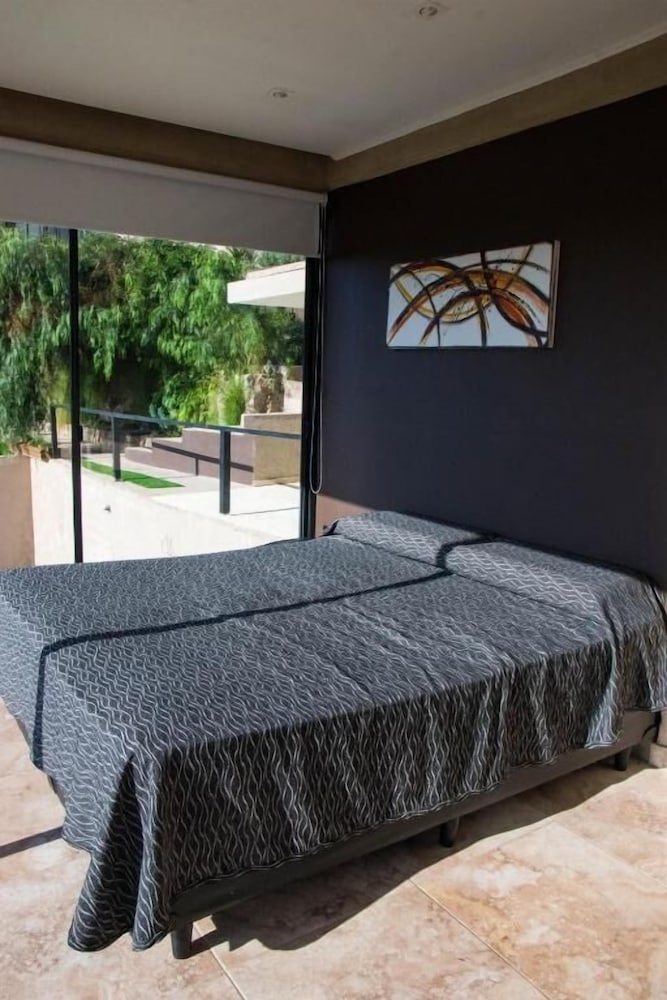Deluxe Room, 1 King Bed, Patio, Mountain View