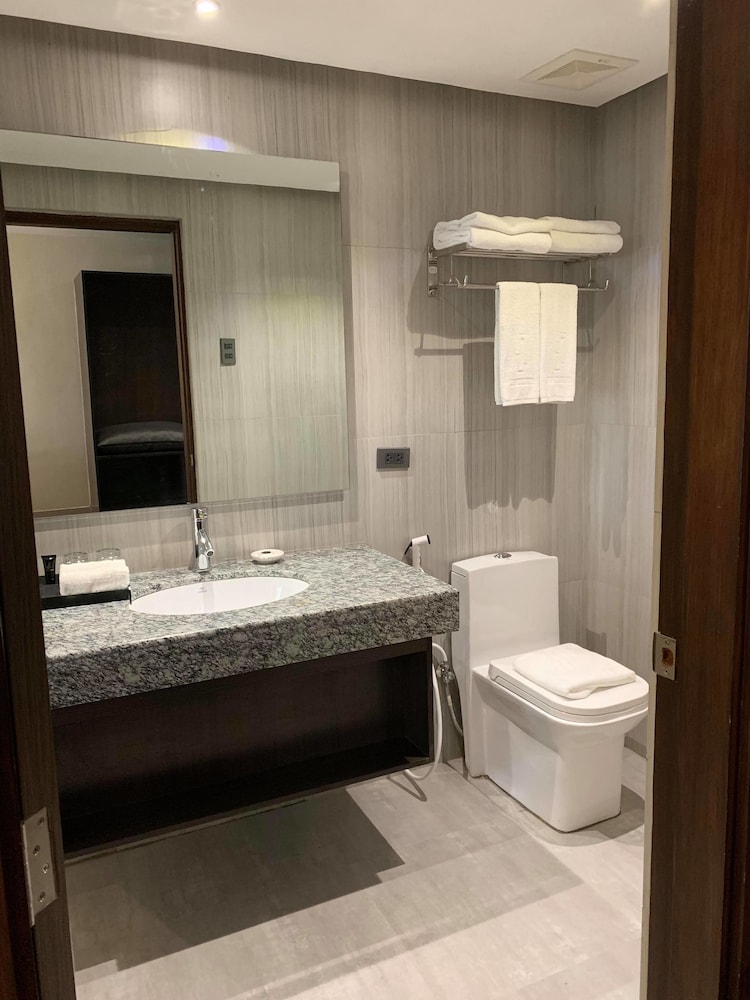 Deluxe King Room - Photo 3