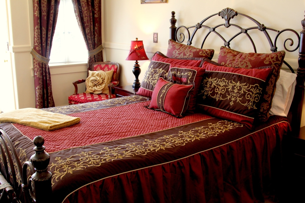 Victorian Room (Pets Not Allowed)
