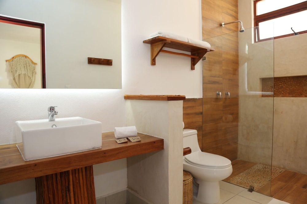 Standard Room, 1 King Bed, Balcony photo 2