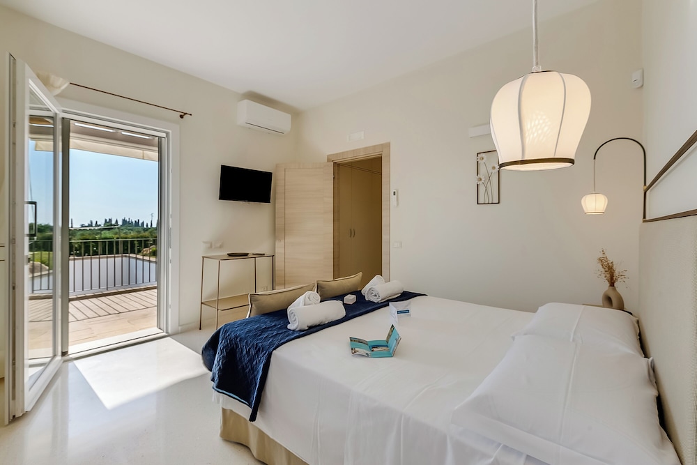 Family Villa, Multiple Bedrooms (Villa Elysium With Pool And Garden) photo 2