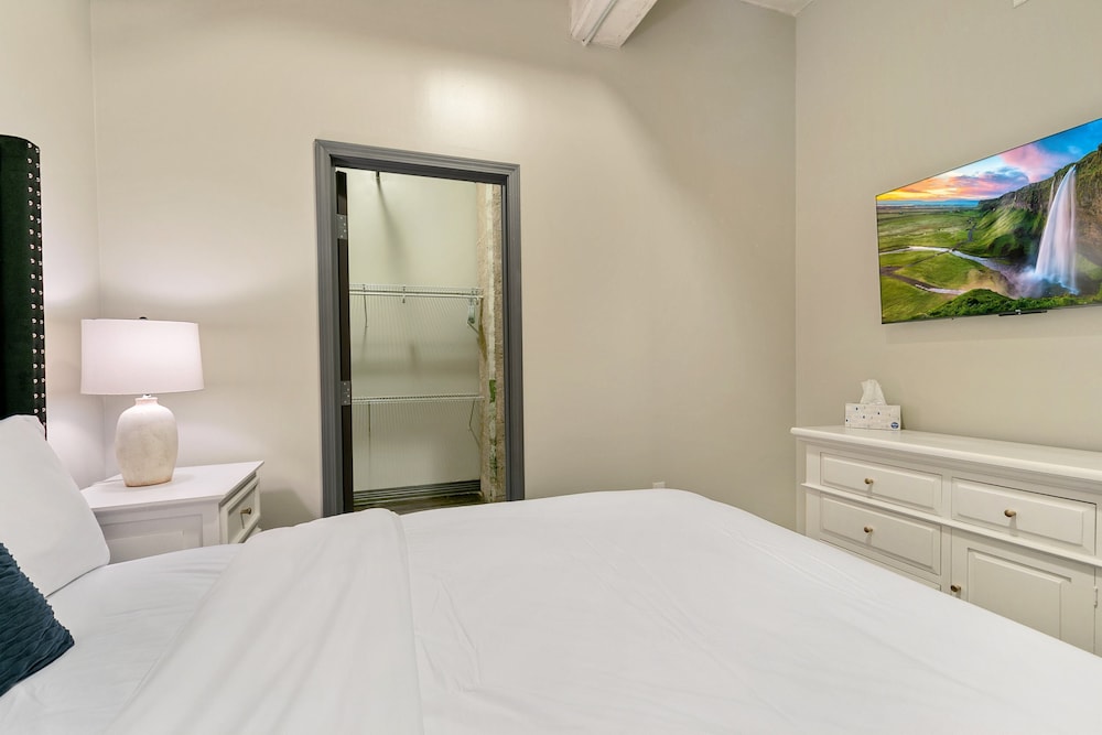 Signature Loft, 3 Bedrooms, 2 Bathrooms, City View - Photo 10