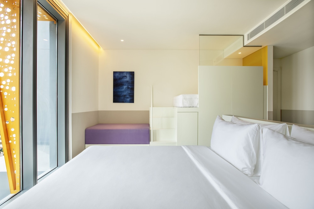 Deluxe Room, 1 King Bed, City View - Photo 1
