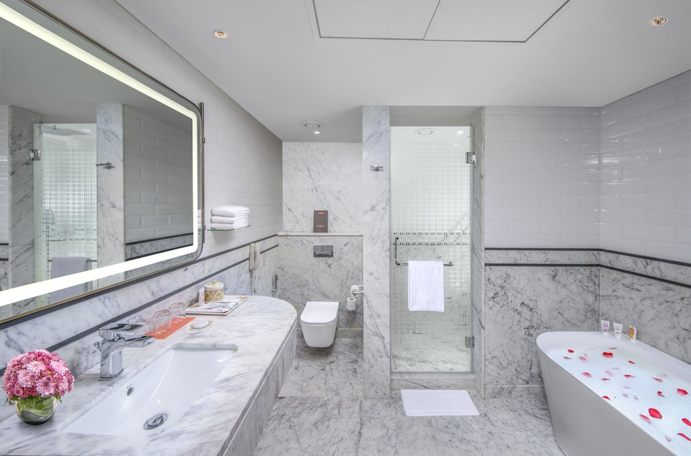 Suite, 1 King Bed, City View (Executive Suite) photo 2