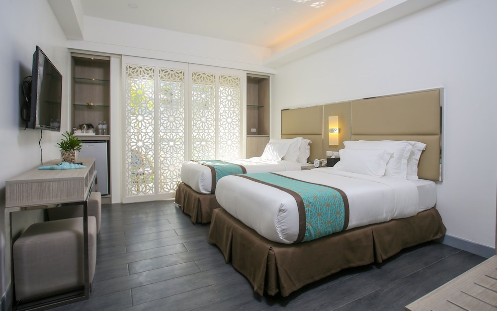 Suite, Poolside photo 1
