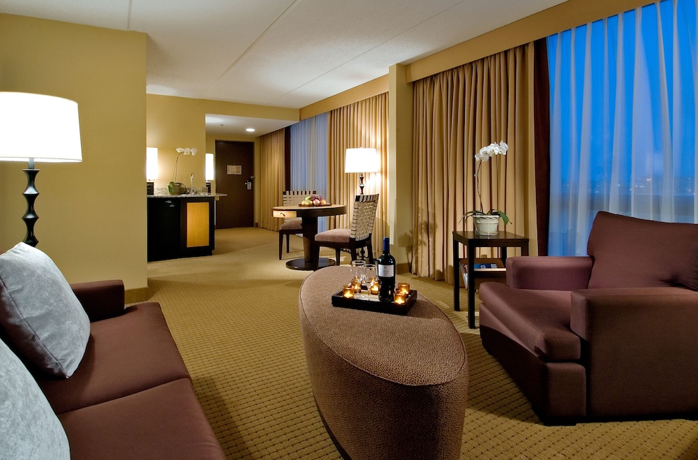 Suite, 1 King Bed, Balcony - Photo 3