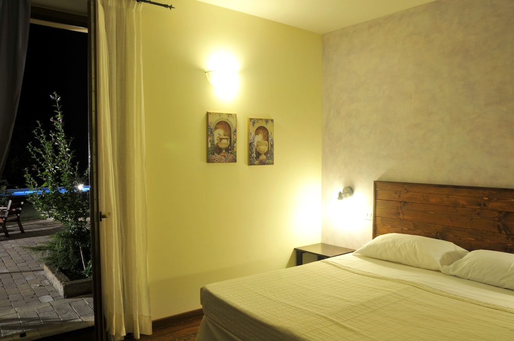 Standard Double Room, Patio photo 3