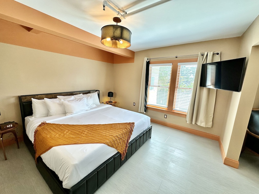 King Suite (Mule)