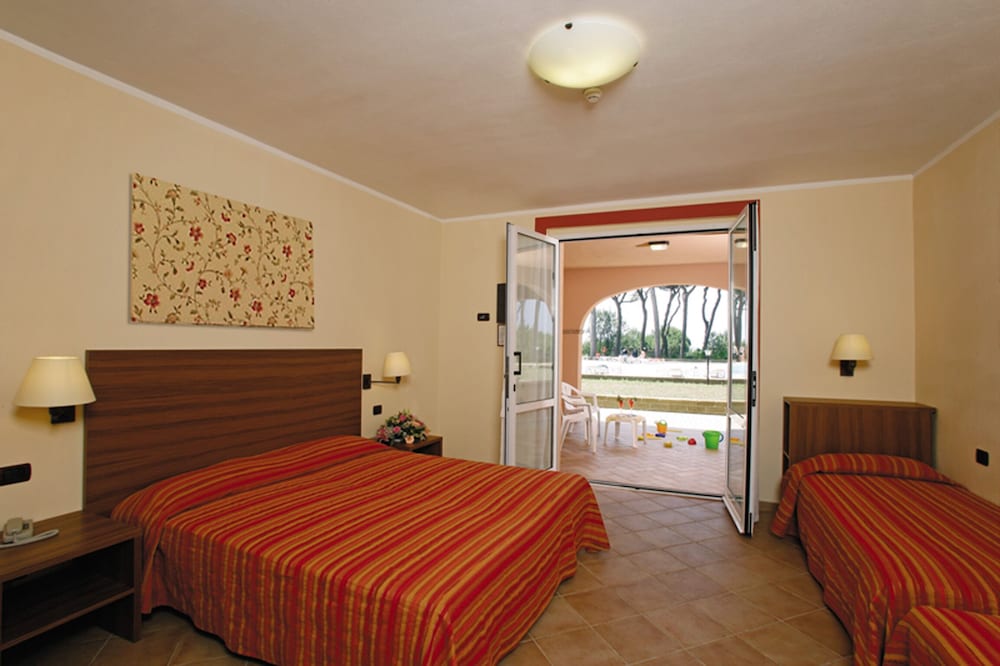 Standard Quadruple Room, Balcony, Pool View
