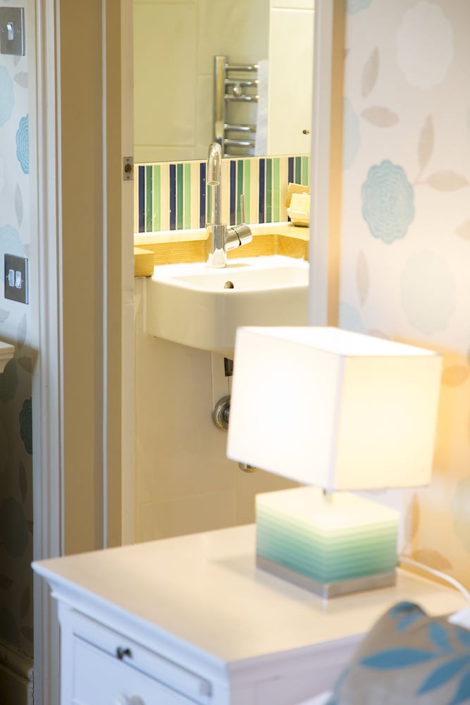 Classic Double Room, Ensuite - Photo 10