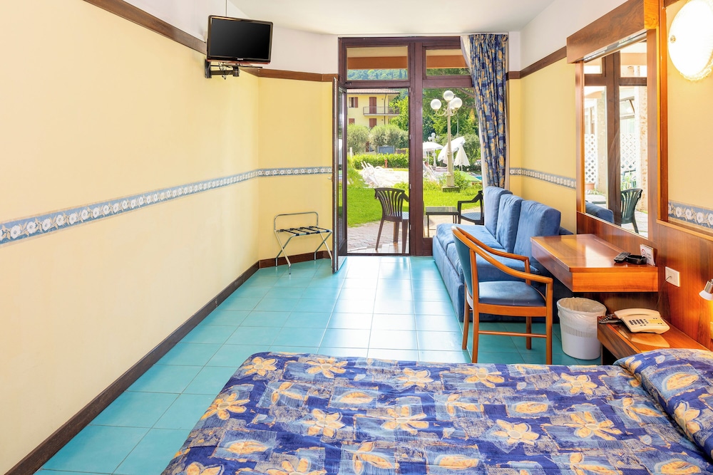 Double or Twin Room, Pool View - Photo 5