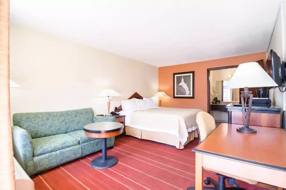 Room, 1 King Bed, Smoking - Photo 3