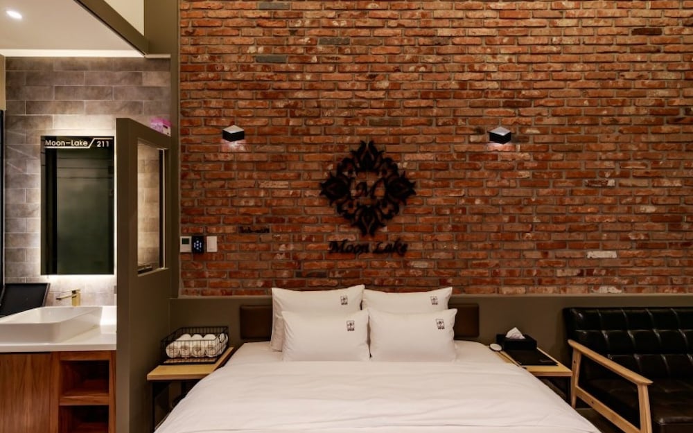 Room (BATH 211) photo 3