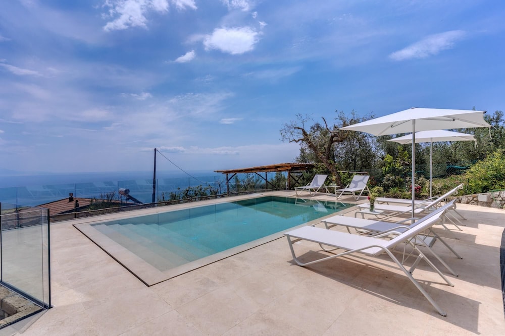 Villa, Smoking photo 3