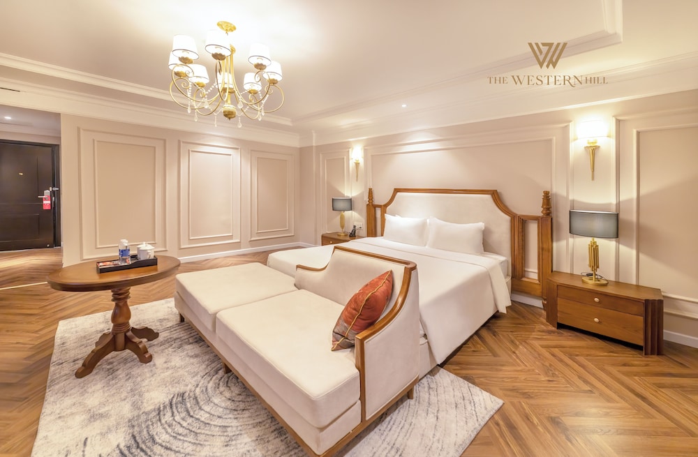 Executive Double Room, Bathtub, City View photo 2