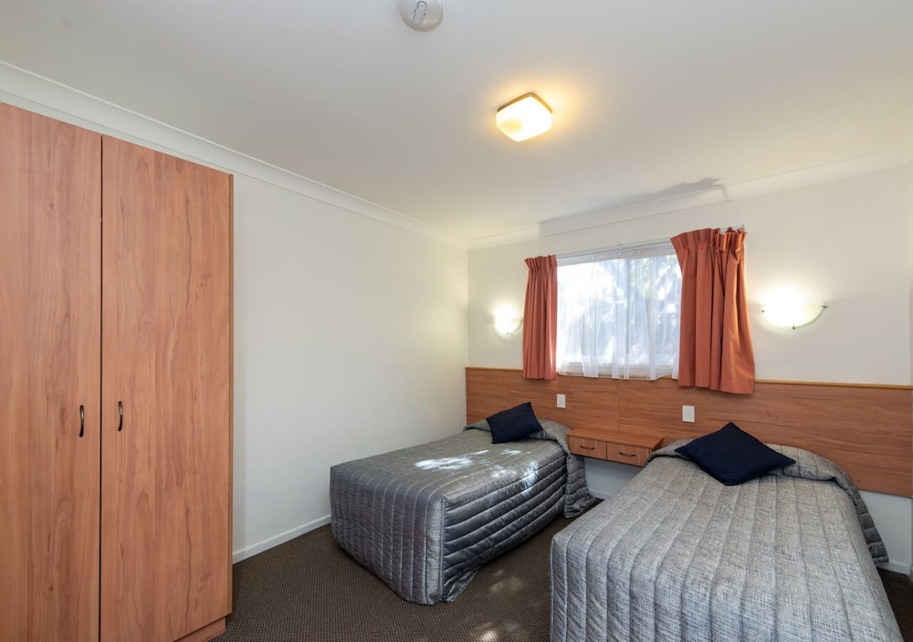 Standard Suite, 2 Bedrooms, Non Smoking, Kitchen (Self Contained) photo 3