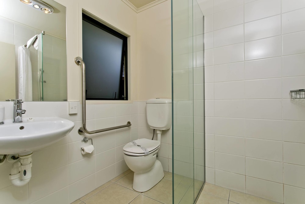 Comfort Studio, 1 King Bed, Accessible, Kitchen photo 3