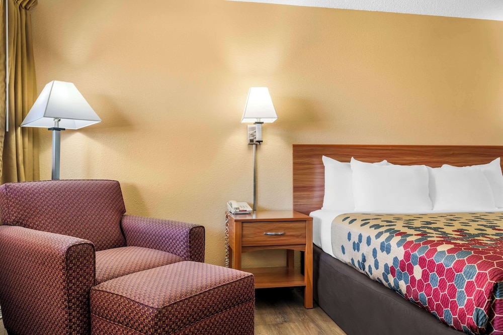 Standard Room, 1 King Bed, Non Smoking - Photo 4