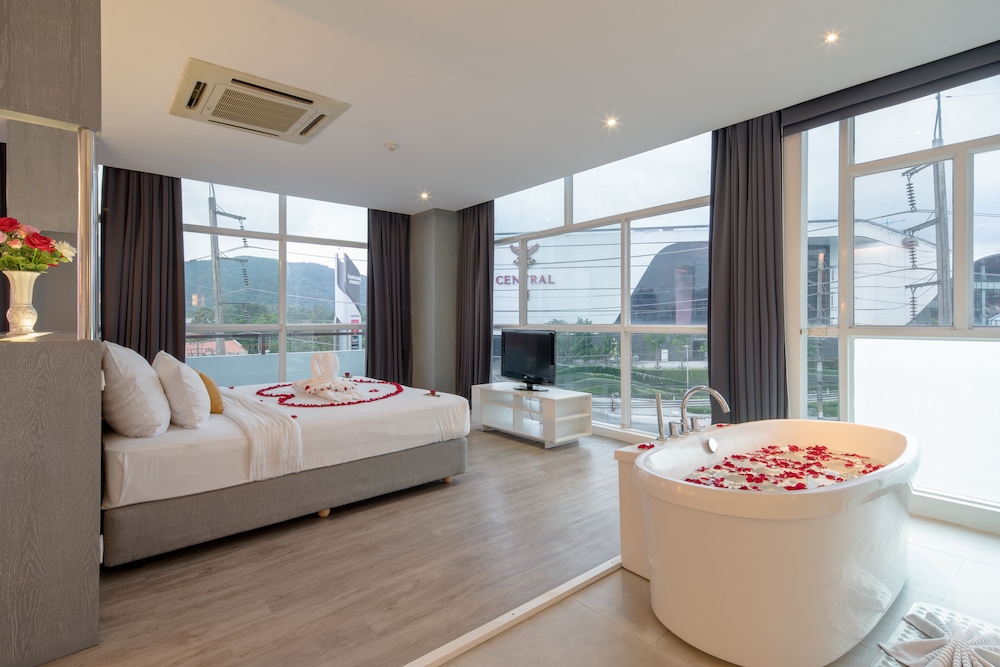 Honeymoon Suite with Balcony - Photo 3