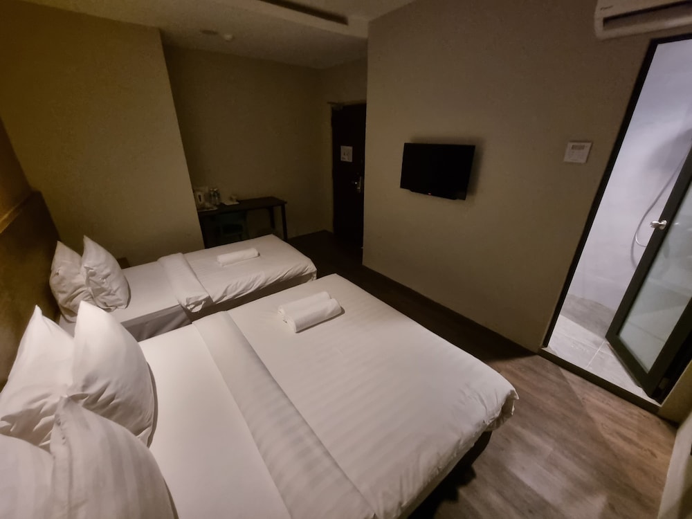 Family Triple Room, 1 Queen + 1 Single, No Windows, photo 6