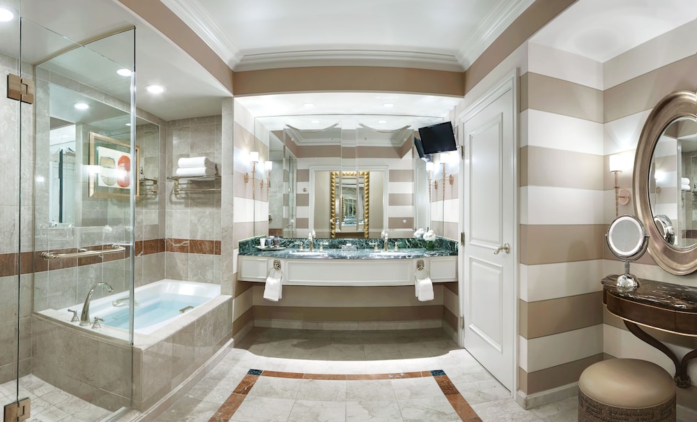Newly Remodeled Premium Room, 2 Queen Beds, City View - Photo 5