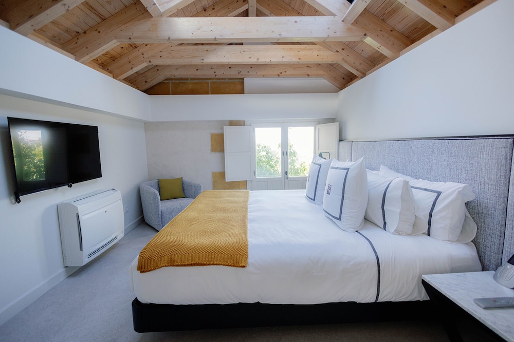 Signature Suite - Photo 1