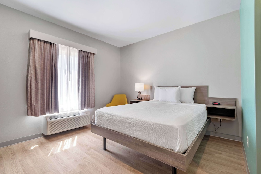 Suite, 1 Queen Bed, Non Smoking - Photo 3
