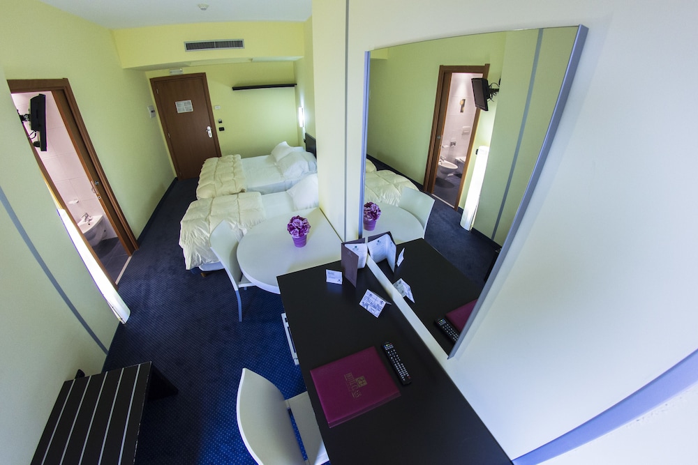 Standard Room, Multiple Beds - Photo 5